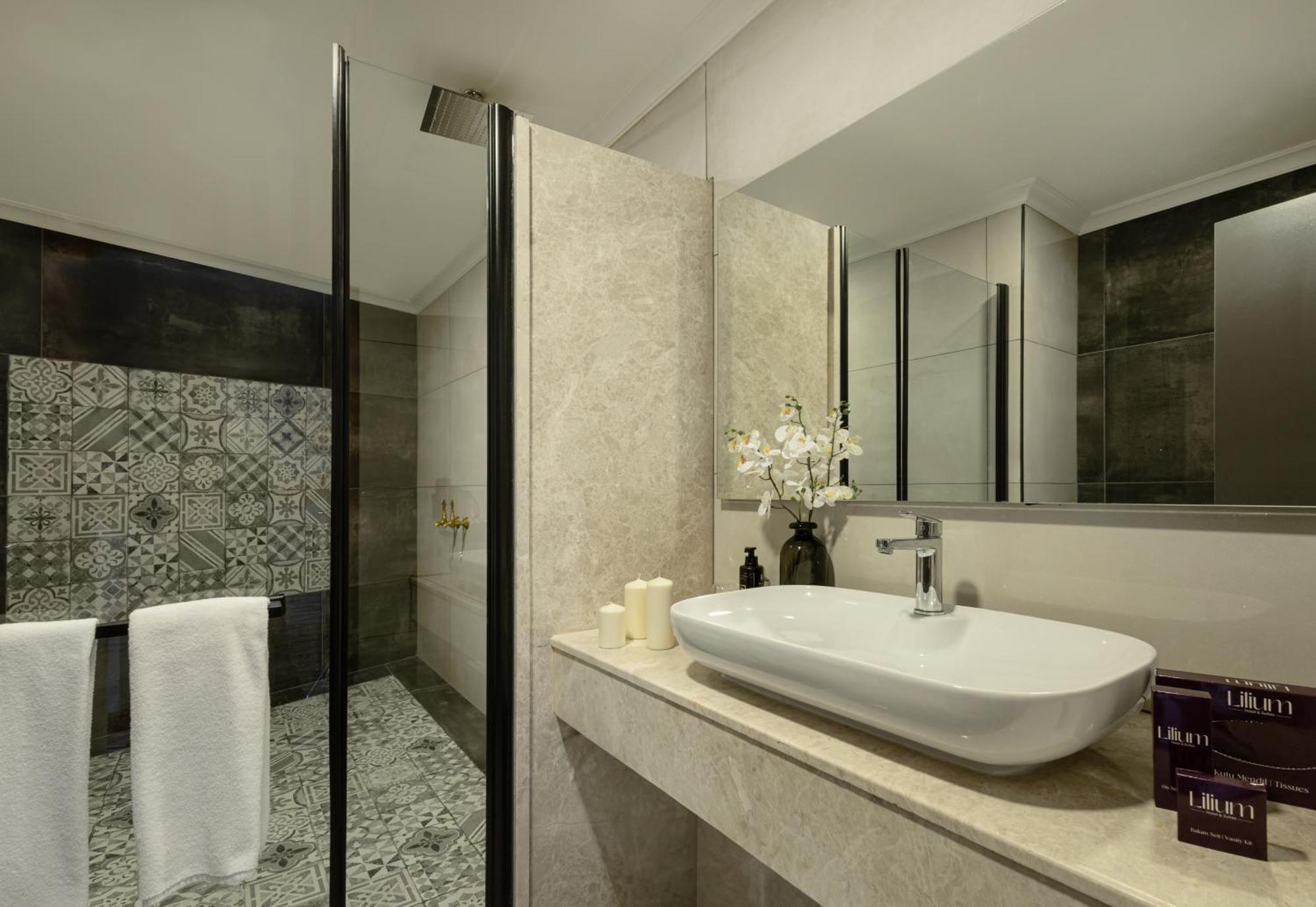 Otel Lilium & 4*