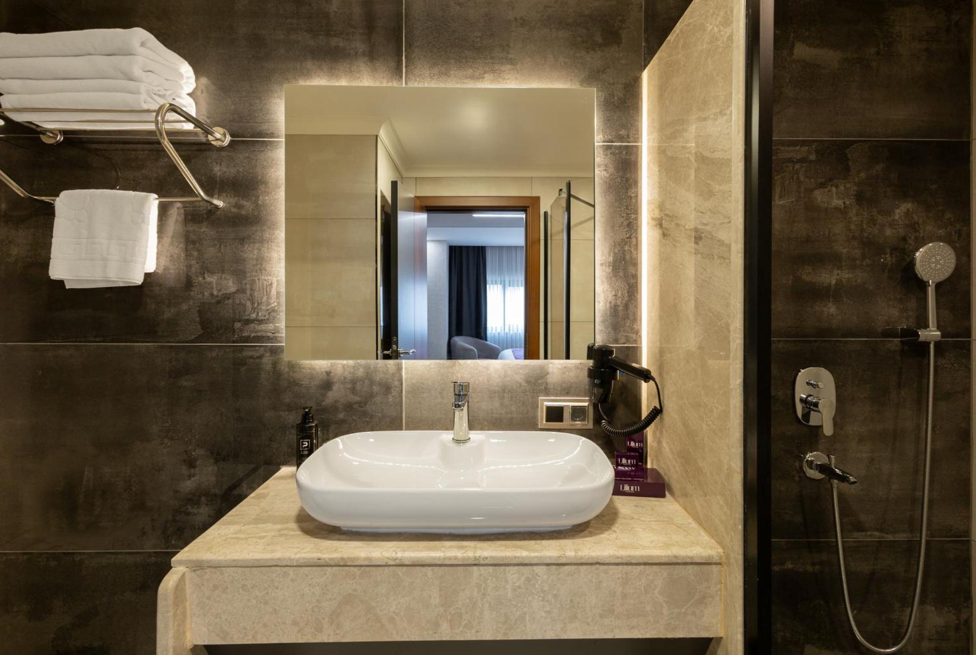 Otel Lilium & 4*