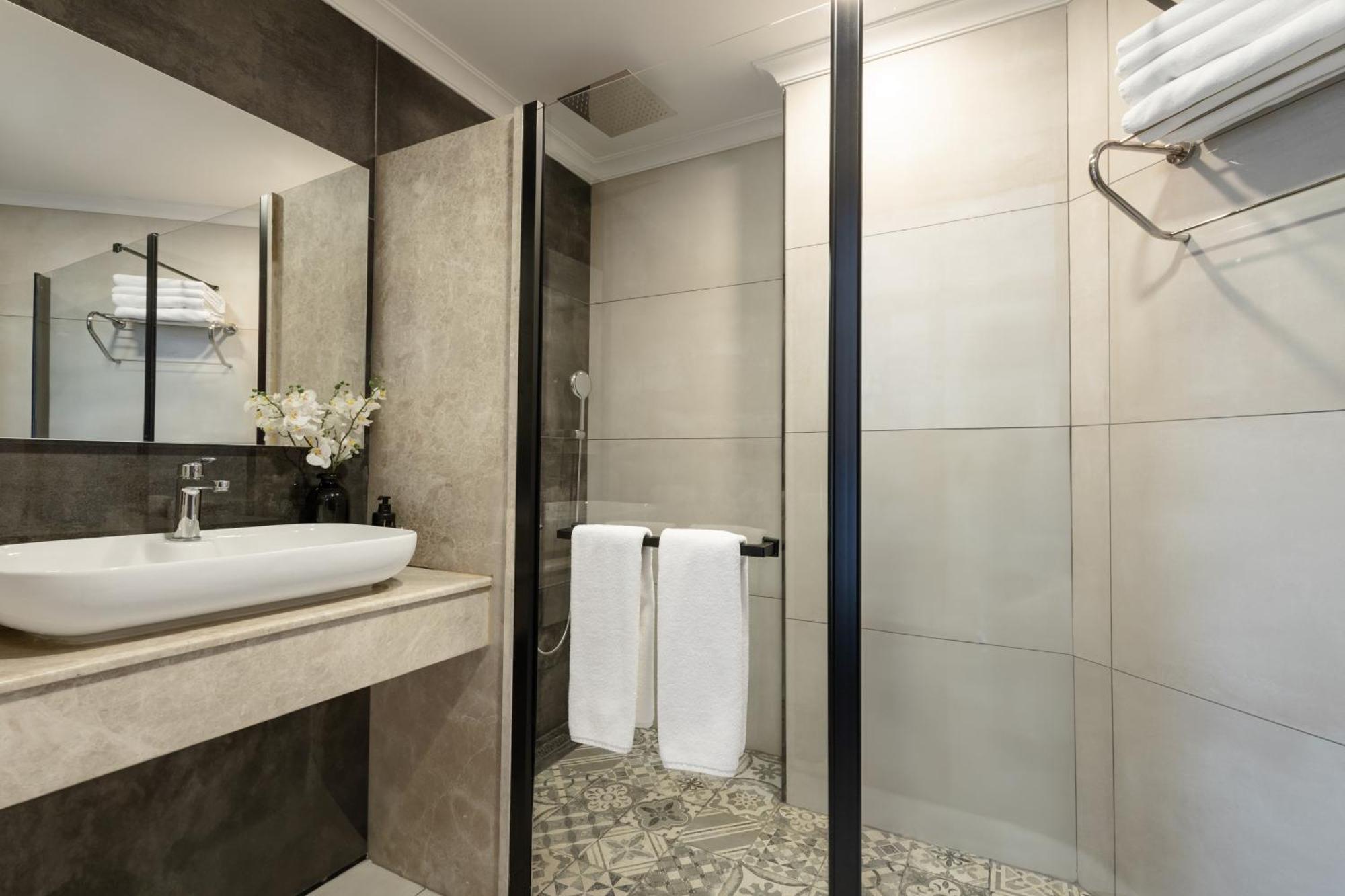 Lilium & Otel